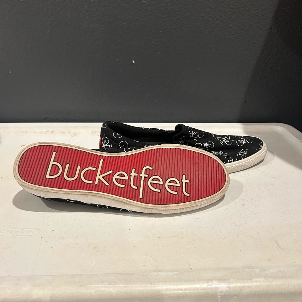 Bucketfeet Black Slip-On Shoes – Size 8.5